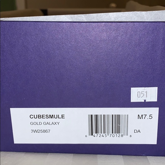 Stuart Weitzman gold slides - Picture 4 of 6